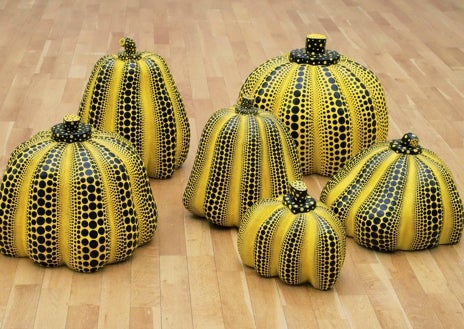 Imagen secundaria 1 - Arriba, 'Auto-obliteración' (Self-Obliteration), 1966–1974. M+, Hong Kong. Sobre estas líneas, a la izquierda, 'Calabazas' (Pumpkins), 1998–2000. Colección de la artista; a la derecha, 'Retrato' (Portrait), 2015.Colección de Amoli Foundation Ltd.