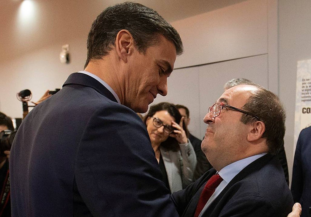 El presidente del Gobierno, Pedro Sánchez, con el ministro de Cultura, Miquel Iceta