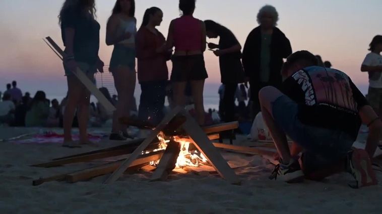 Miles de personas han abarrotado las playas de Valencia en la noche de San Juan
