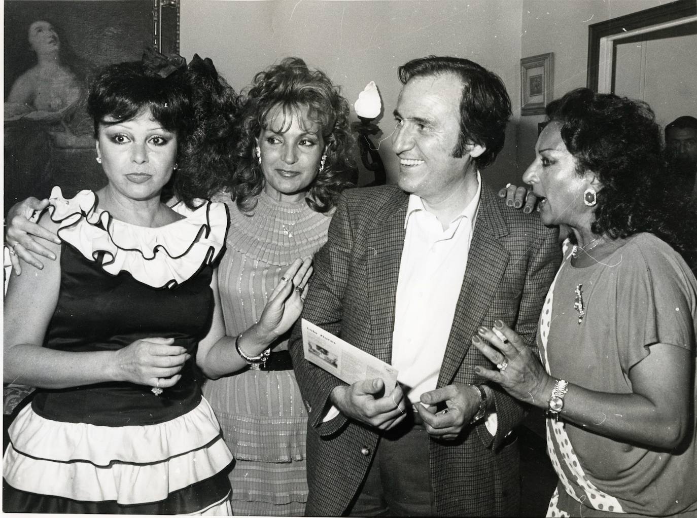 Presentación del disco «Mi Mundial 82»", de Lola Flores. En la imagen, la artista con Marujita Díaz, Carmen Sevilla y Manolo Escobar