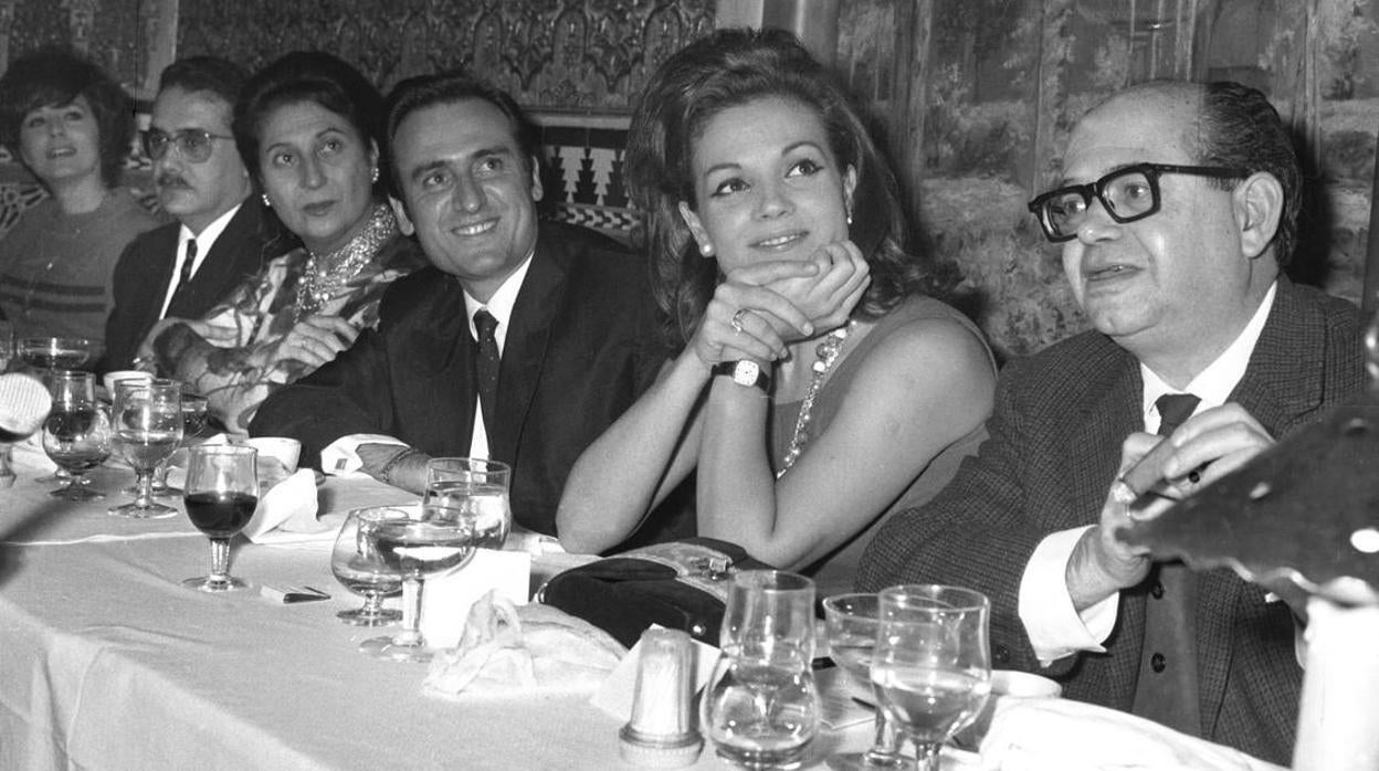 Junto a Manolo Escobar,  galardonado en 1966 con el "Garbanzo de Plata", durante la comida de entrega de este premio celebrada en el restaurante Torres Bermejas, de Madrid.