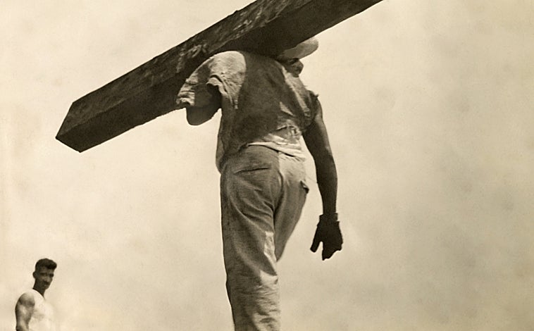 Imagen principal - Sobre estas líneas, 'Elisa' (1924). A la derecha, 'Carpa de circo, México' (1924). Arriba, 'Hombre con madera' (1928)