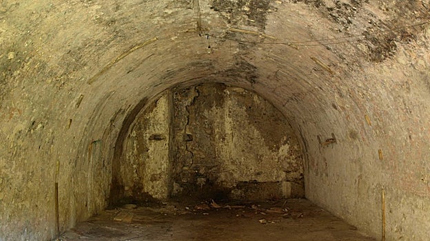 Una de las casernas del fortín antes de su remodelación