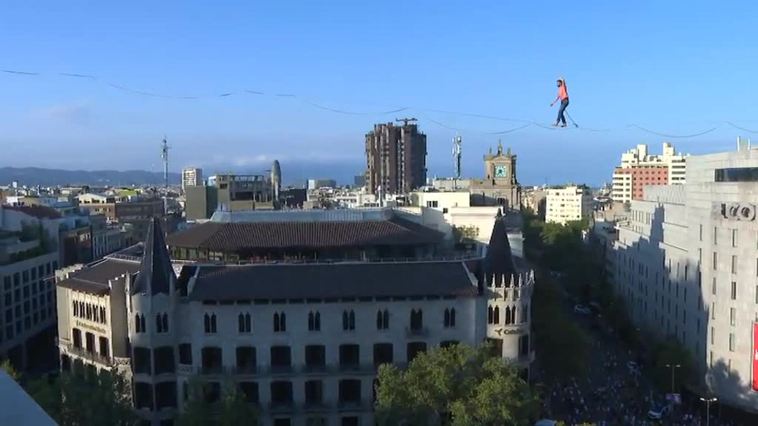 El prestigioso funambulista Nathan Paulin cruza el cielo de Barcelona a 70 metros del suelo