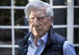 Mario Vargas Llosa, hospitalizado por Covid