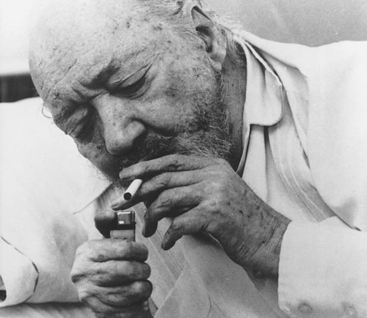 Juan Carlos Onetti, fumando en la cama