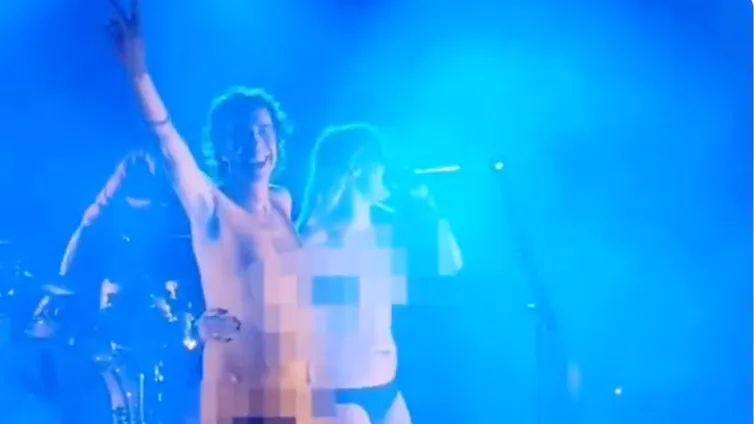 El cantante de Sidonie se desnuda por completo en un concierto con Rocío Saiz «por la libertad»