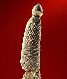 Imagen secundaria 2 - Nivel inferior del enterramiento de Valencina. Abajo, daga de cristal de roca con empuñadura de marfil y colmillo decorado