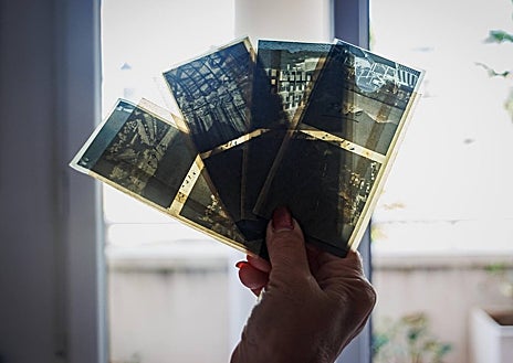 Imagen secundaria 1 - De arriba abajo: el carné de prensa de Juan Pando Barrero, negativos que conserva la familia en aparente buen estado y María Jesús de Cea en el despacho de su casa