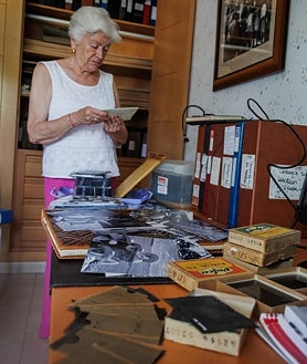 Imagen secundaria 2 - De arriba abajo: el carné de prensa de Juan Pando Barrero, negativos que conserva la familia en aparente buen estado y María Jesús de Cea en el despacho de su casa