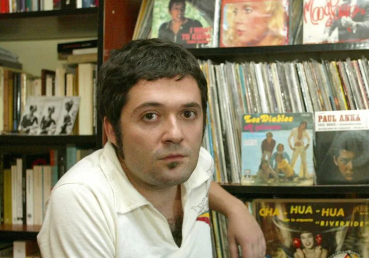 Sergio Algora, rodeado de libros y vinilos