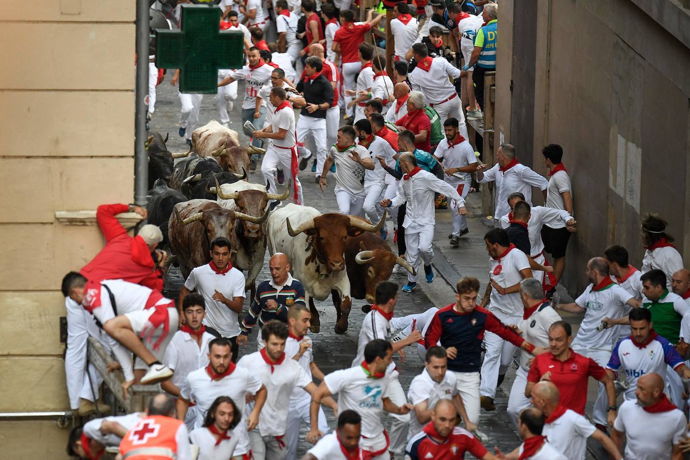 Los Cebada Gago dejan un emocionante y peligroso encierro en San Fermín