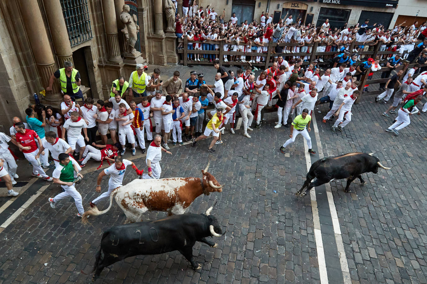 Los Cebada Gago dejan un emocionante y peligroso encierro en San Fermín