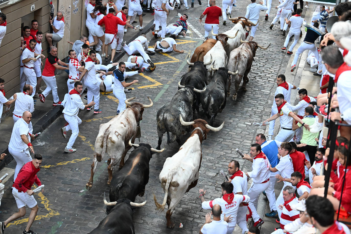 Los Cebada Gago dejan un emocionante y peligroso encierro en San Fermín