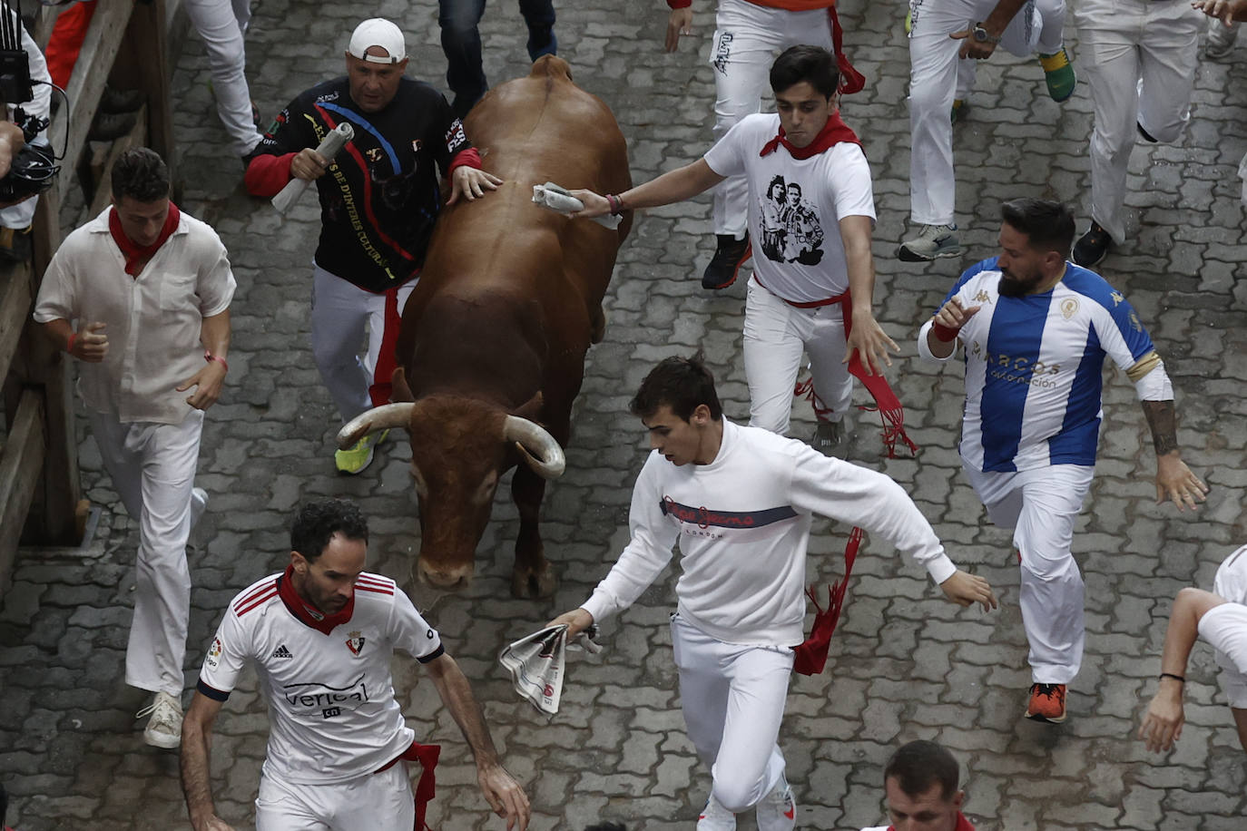 Los Cebada Gago dejan un emocionante y peligroso encierro en San Fermín