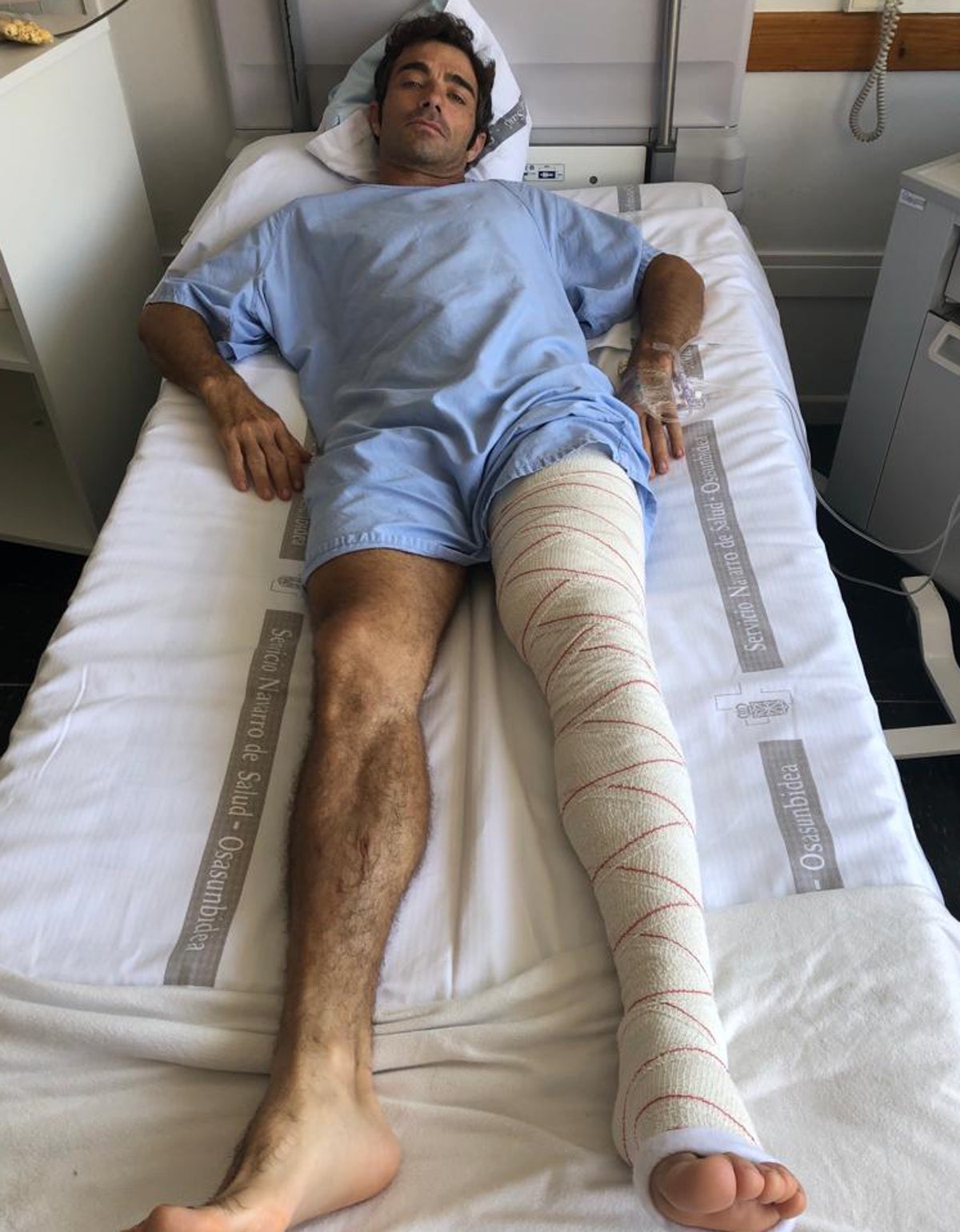 Fernando Robleño, en la camilla del hospital de Pamplona