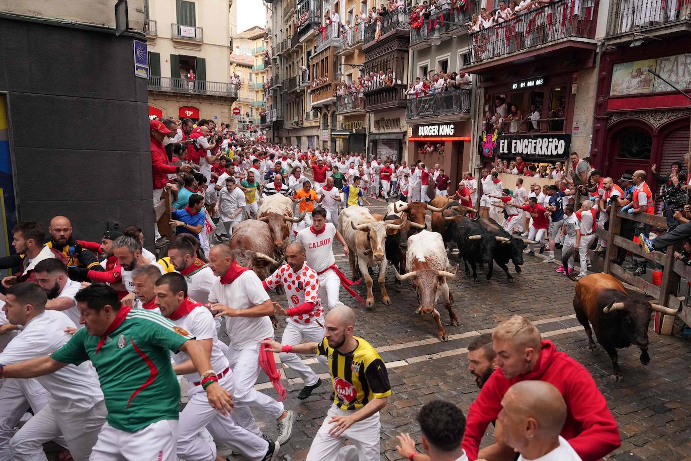 Ambiente durante el primer día de encierro en Pamplona