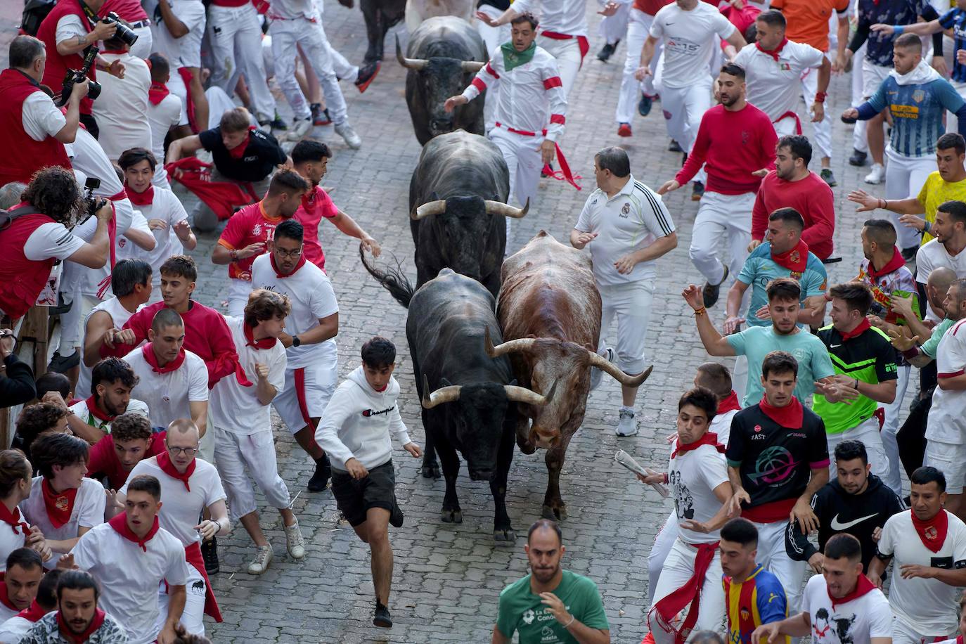 Participantes en el segundo encierro de las fiestas en honor a San Fermín