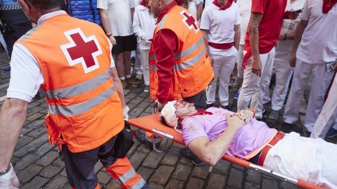 González siendo atendido por la Cruz Roja esta mañana
