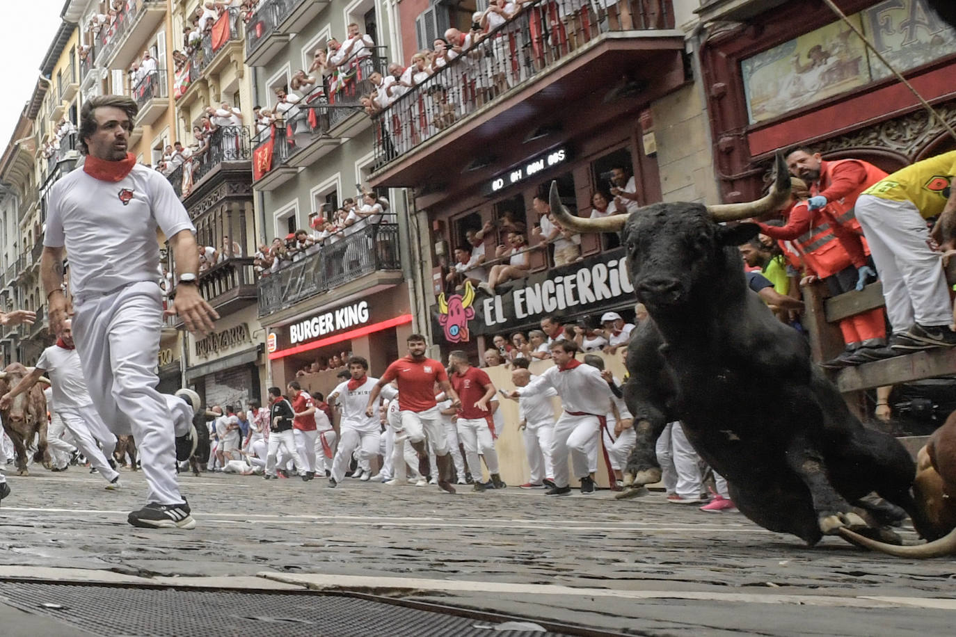 Otro momento de la llegada de los de la ganadería de Núñez del Cuvillo a la curva de Mercaderes durante el quinto encierro de los sanfermines 2023