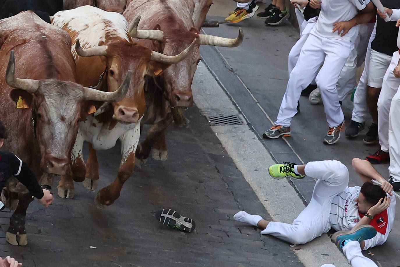 Los veloces toros de la ganadería de Jandilla al inicio del sexto encierro de los Sanfermines