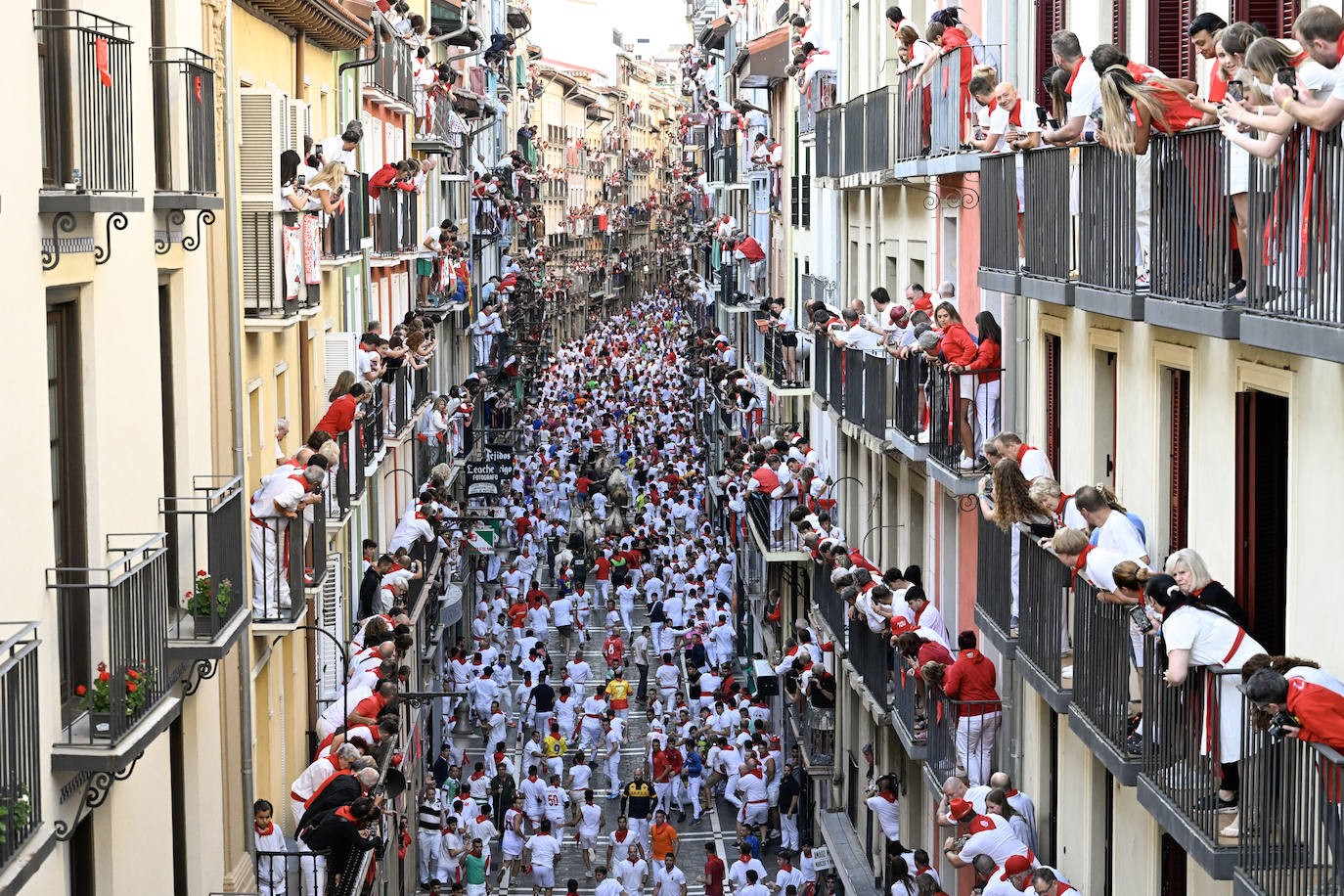 Los mozos aguardan el inicio del sexto encierro de Sanfermines, protagonizado por toros de Jandilla, este miércoles, en Pamplona