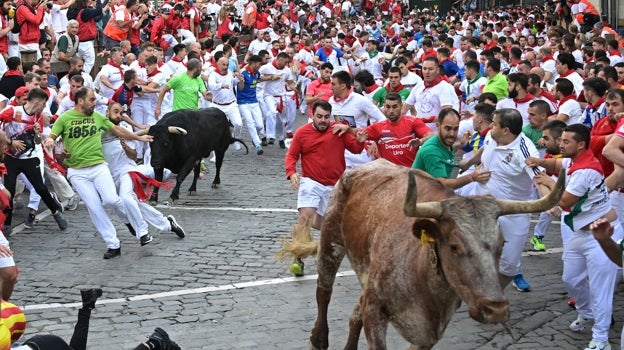 Varios mozos se apartan de los toros