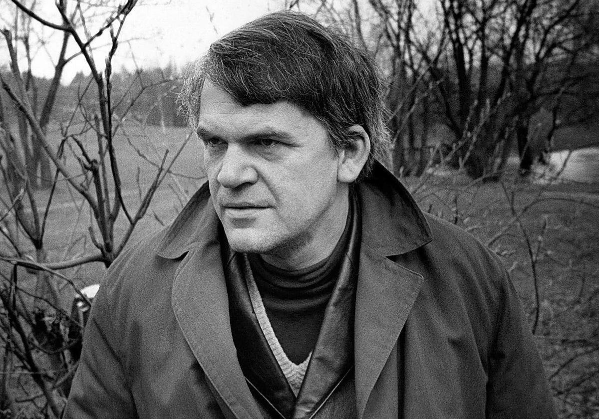 Milan Kundera posa en un jardín de Praga en octubre de 1973