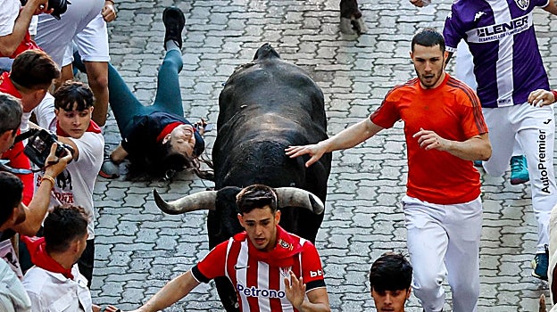 Momento en el que una chica ha sufrido una aparatosa caída