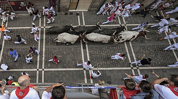 Vista aérea del encierro a su paso por Estafeta
