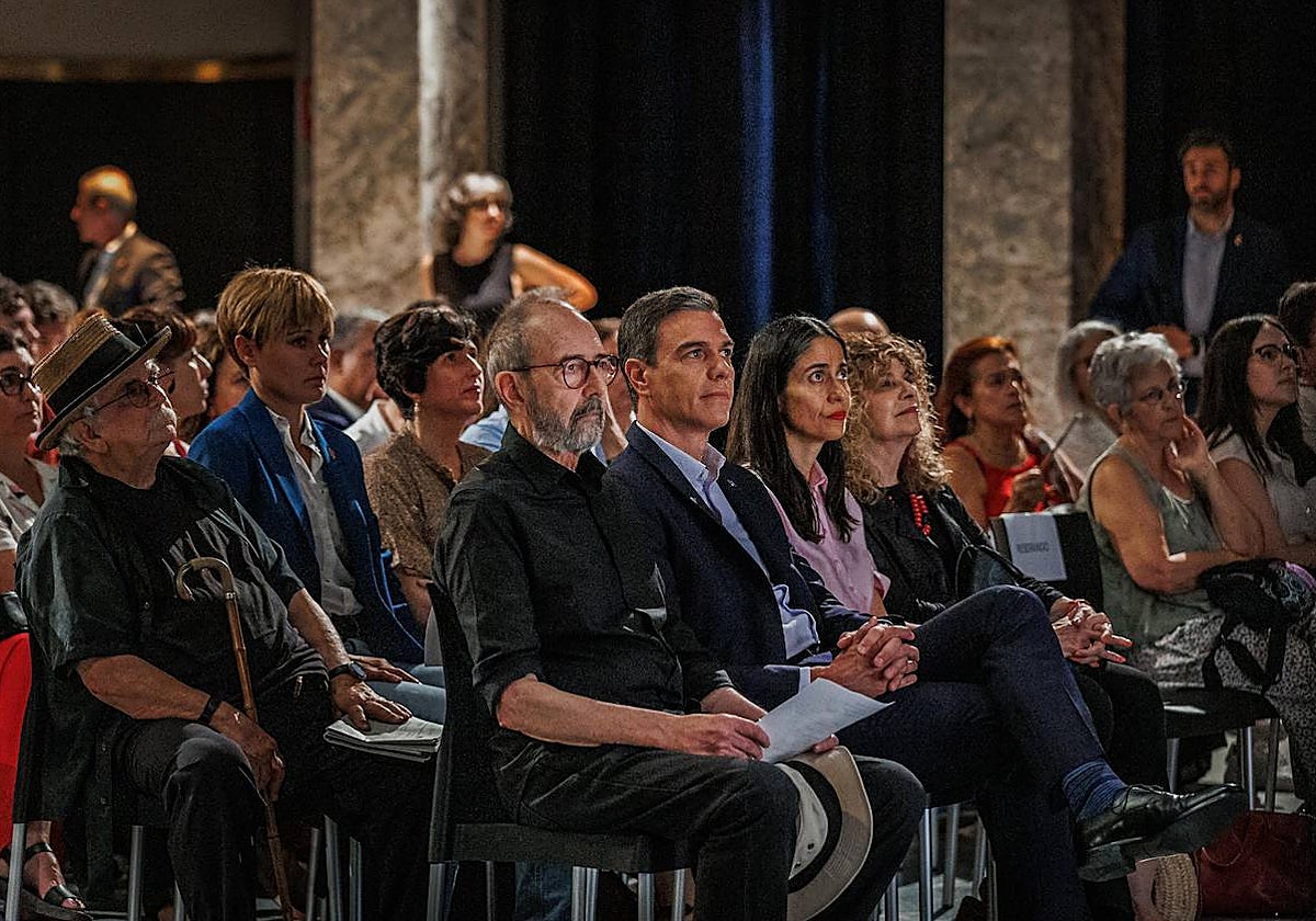 Pedro Sánchez, en primera fila con Miguell Rellán y Gioconda Belli