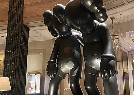 Imagen secundaria 1 - De arriba abajo: las orquídeas sin tierra, la escultura de Kaws, una suerte de expulsión del paraíso, y el plumilla probando el diván de las grandes preocupaciones