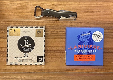 Imagen secundaria 1 - De arriba abajo: el hall del hotel, un detalle del minibar y la vista a los jardines verticales desde la habitación