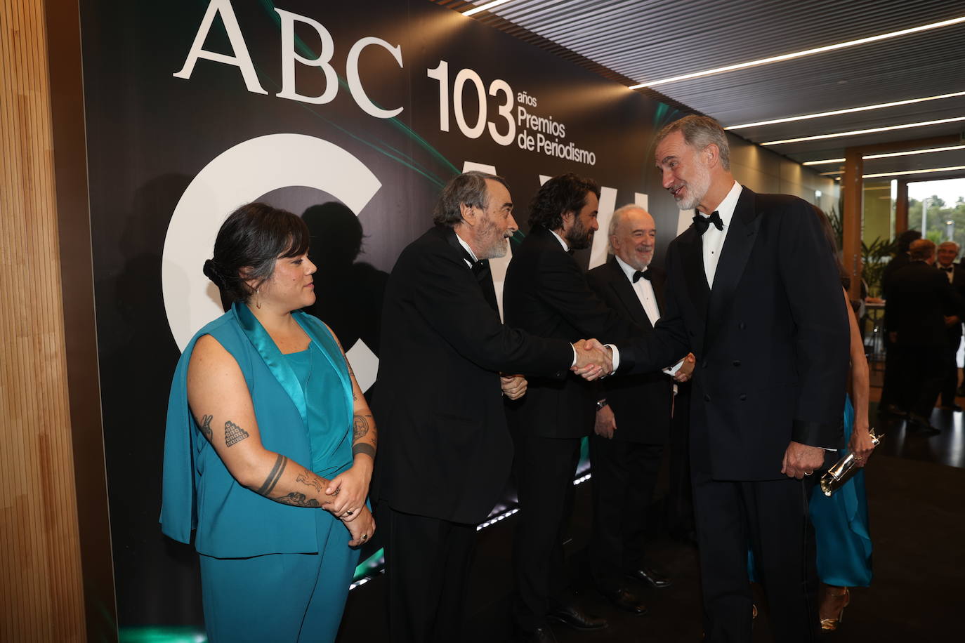 Apretón de manos entre Don Felipe y el periodista Pedro García Cuartango, premio Luca de Tena, ante la mirada de Flavita Banana, premio Mingote