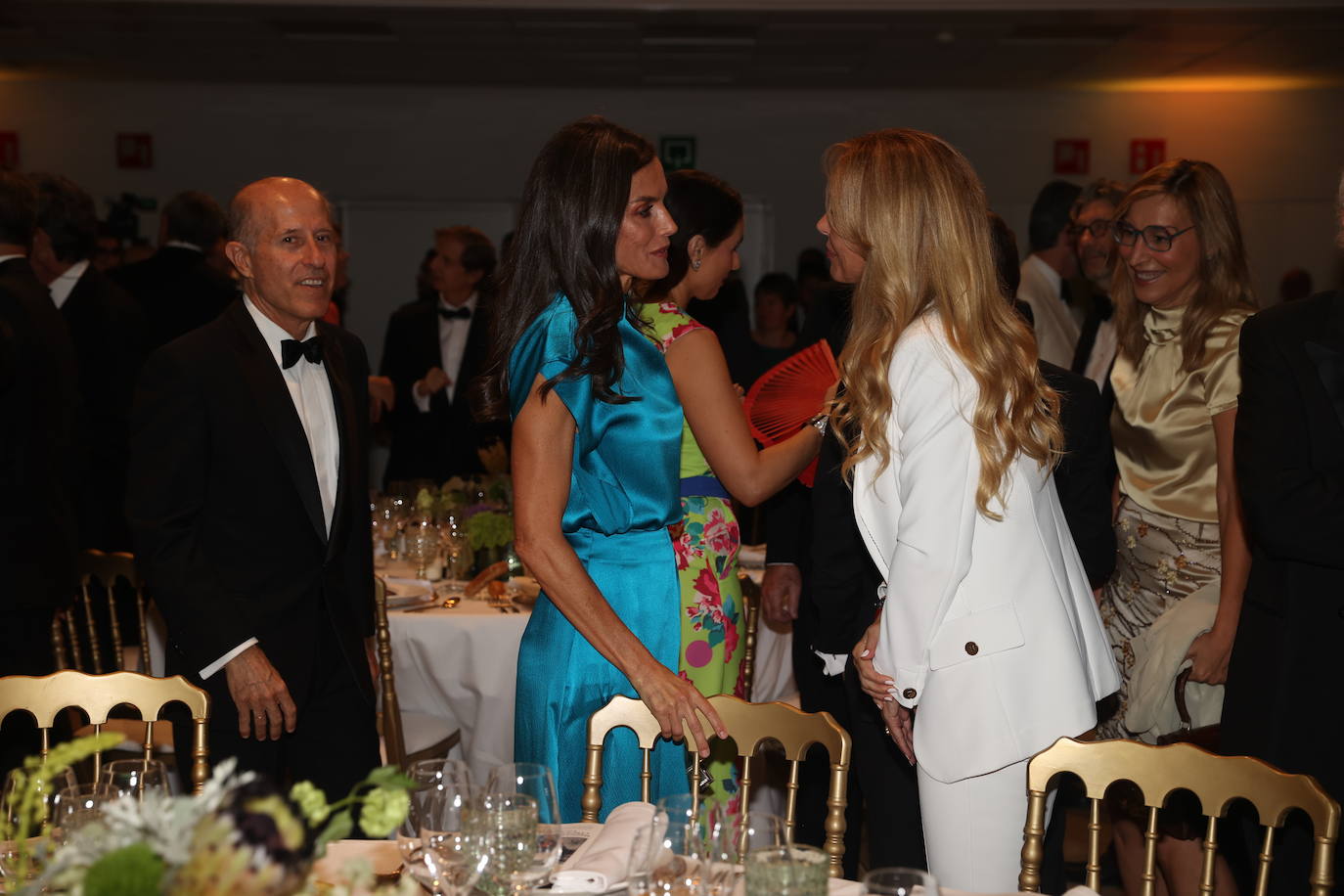 La Reina Letizia conversa con Esther Alcocer Koplowitz