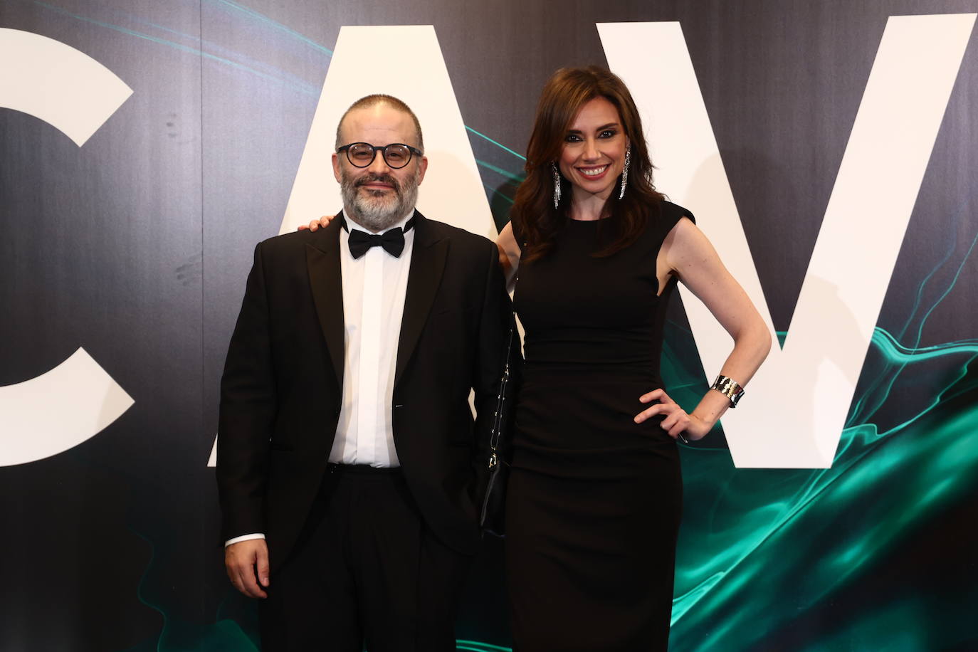 El colaborador de ABC ﻿Edu Galán y Marta Flich, en la gala de los Cavia 2023