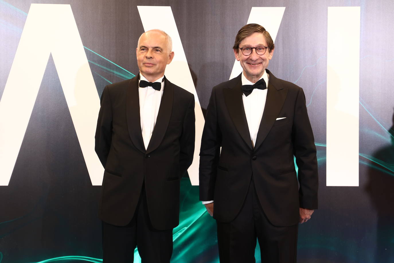 El compositor y escritor Sabino Méndez y José Ignacio Goirigolzarri, presidente de Caixabank en los premios Mariano de Cavia, Luca de Tena y Mingote 2023