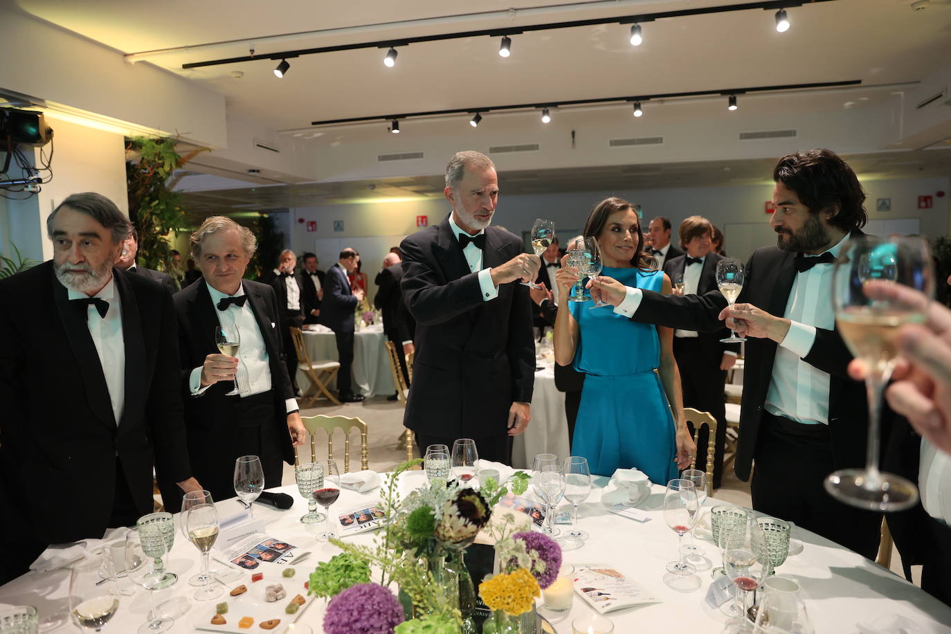 El Rey Felipe VI en la mesa presidencial, brinda con la Reina Letizia y con Manuel Jabois, premio Mariano de Cavia