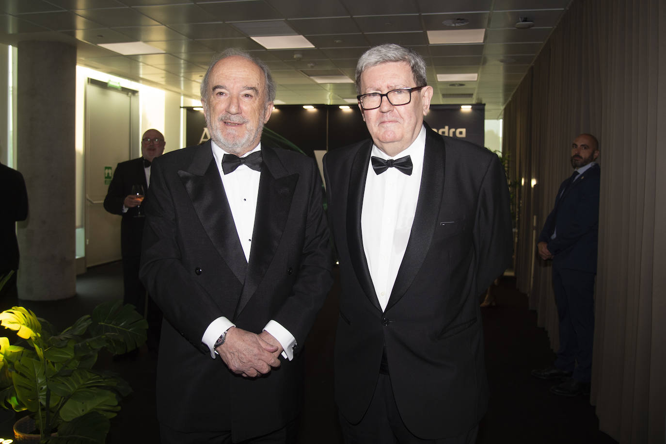 Santiago Muñoz Machado, director de la RAE y presidente del jurado de los Cavia, con el colaborador de ABC Juan Manuel Bonet