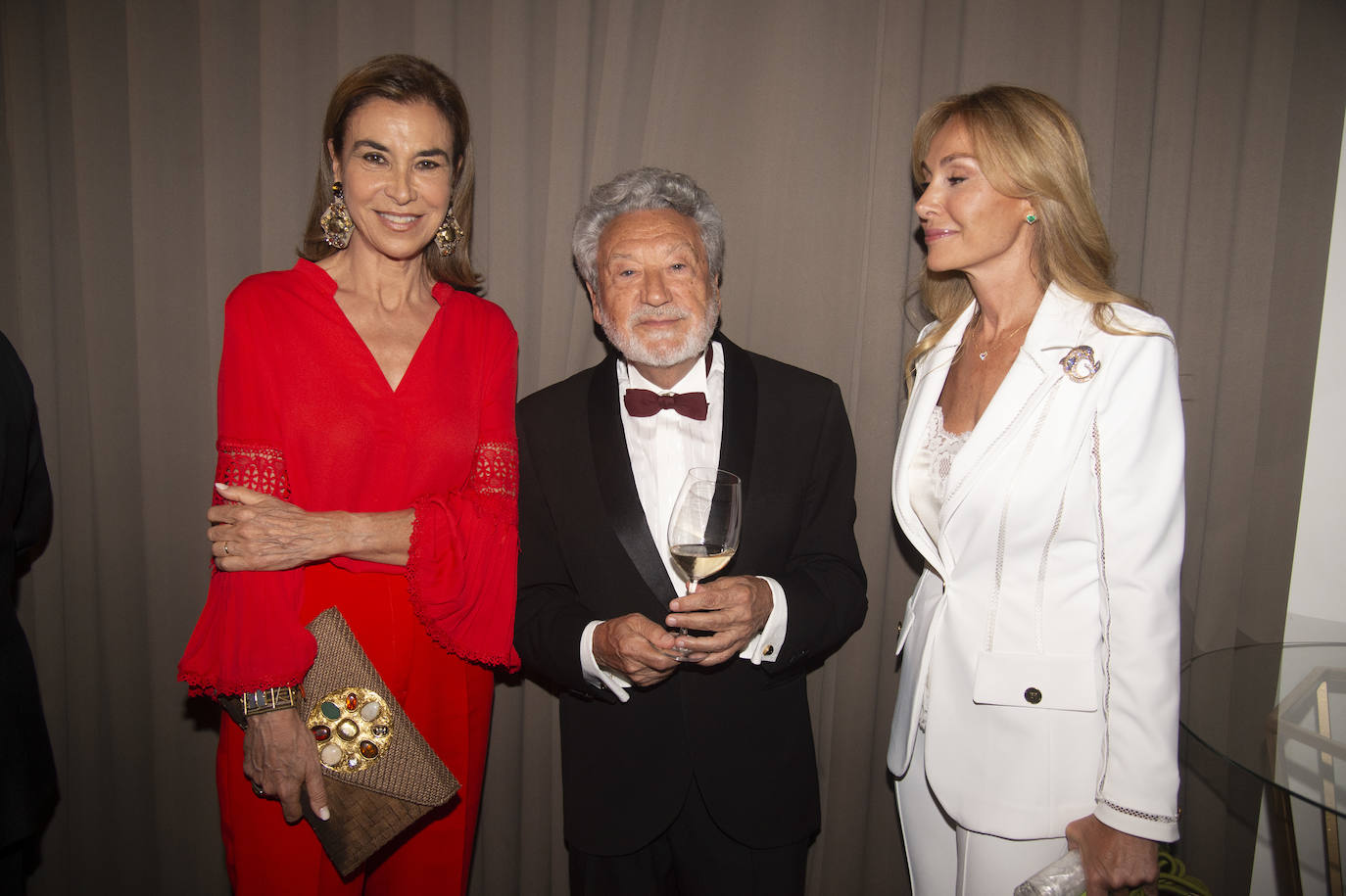 La novelista Carmen Posadas, junto al periodista Luis del Val y Esther Alcocer Koplowitz, presidenta de FCC