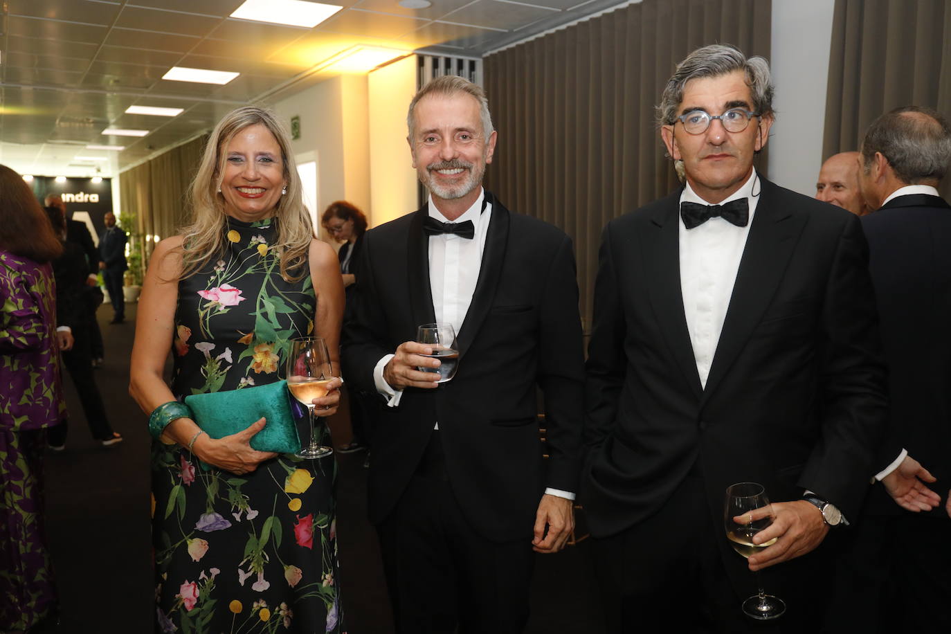 De Santander Asset Management, Lola Solana; Marc Murtra, presidente de Indra; y Juan Abarca Cidón, presidente de HM Hospitales