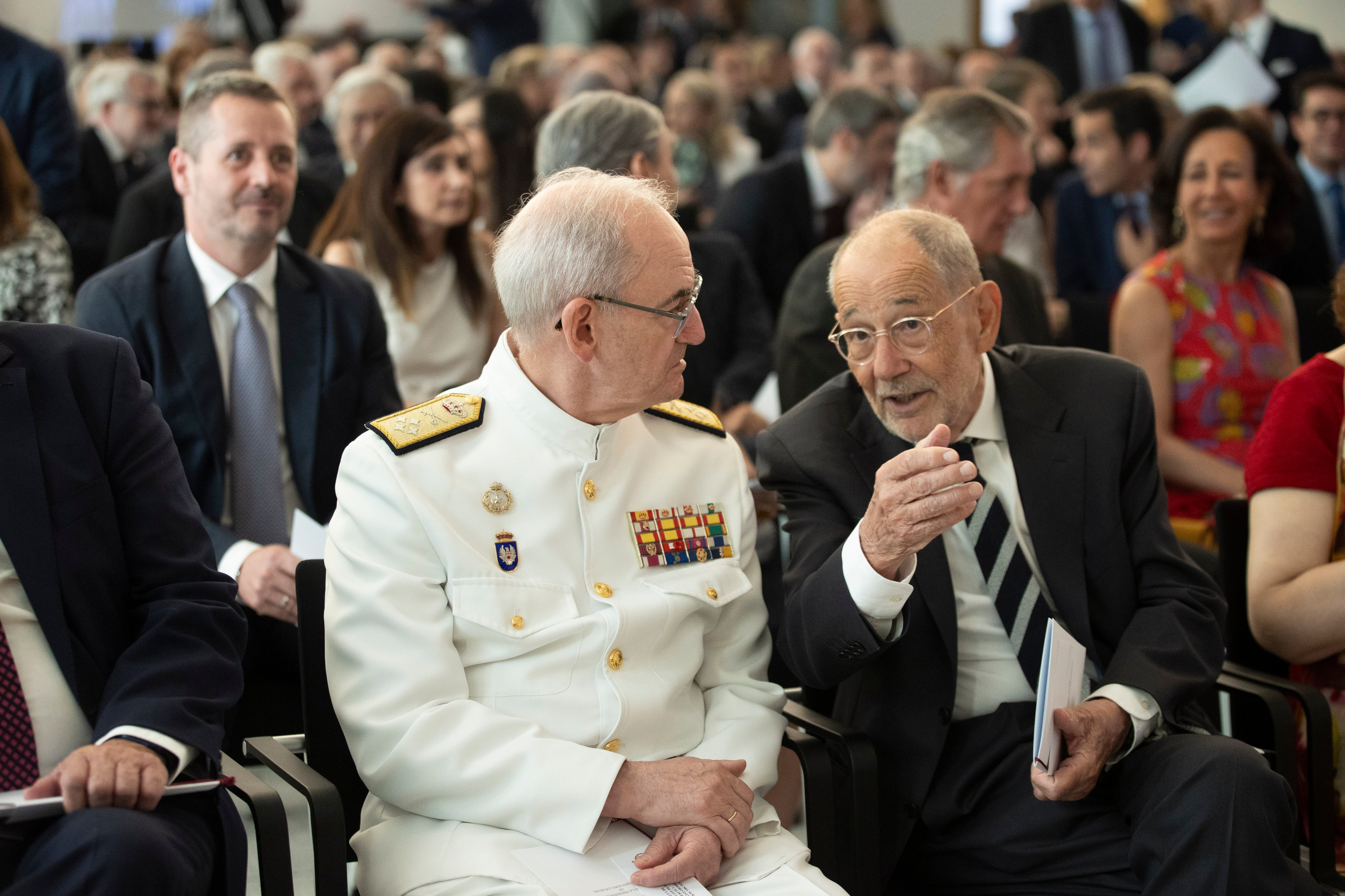 Asistentes a la Galería de inauguración del coleccionismo real, en Madrid