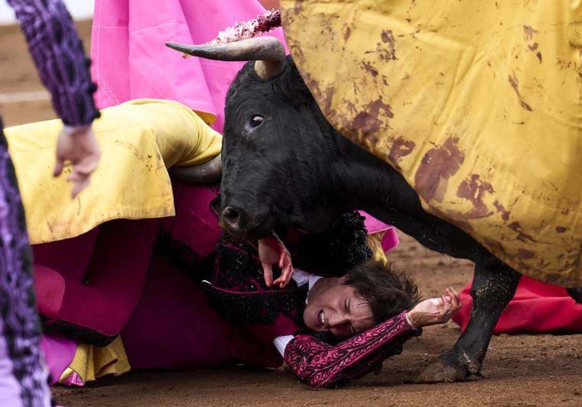 El desafío a la muerte de un imponente Roca Rey, cogido por sus dos toros