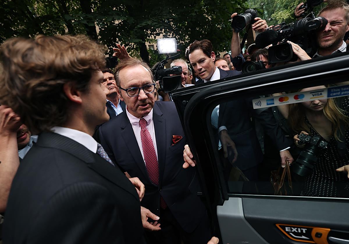 El actor estadounidense Kevin Spacey, este miércoles, a su salida del tribunal de Londres que lo ha absuelto