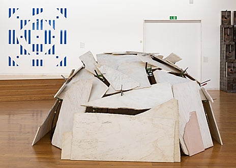 Imagen secundaria 1 - Sobre estas líneas, obras de Mario Mertz e instalación de Suso Fandiño en la fachada. Arriba, ‘Powerless Structures’ de Elmgreen & Dragset