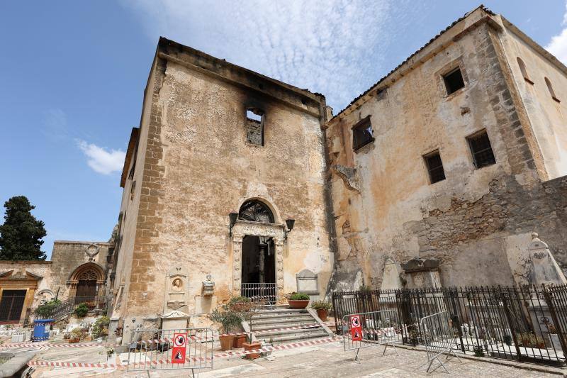 Santa Maria di Gesù también cuenta con un relevante cementerio que ha sido destruido por el incendio