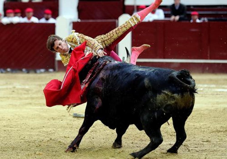 Cogida del Juli en el 2018 en Bogotá, con el toro al que indultó