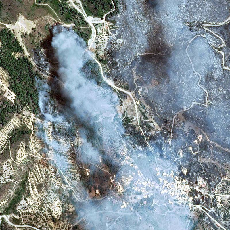 Vista panorámica de uno de los incendios que asola la isla de Rodas