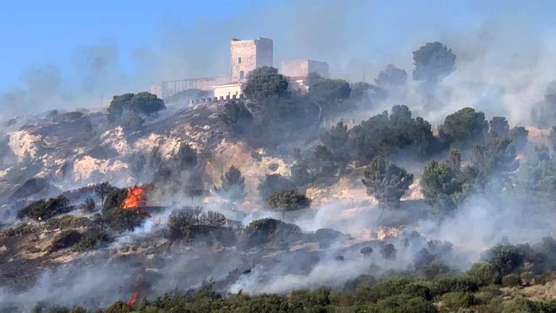 Incendio en la colina de San Michele que se propagó en poco tiempo, debido al viento y las altas temperaturas en Cagliari (Italia). El cerro está coronado por una importante fortaleza del siglo XII