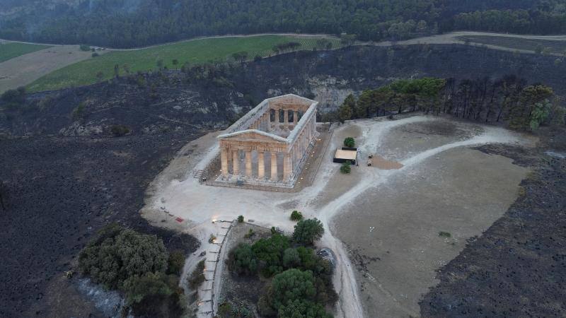 El santuario es de origen dórico y su construcción data del año 420 a.C. De origen dórico, se encuentra en la cima de una colina. En el mismo yacimiento se encuentra un teatro recientemente restaurado que sí ha sufrido daños. Su construcción data del año 420 a.C